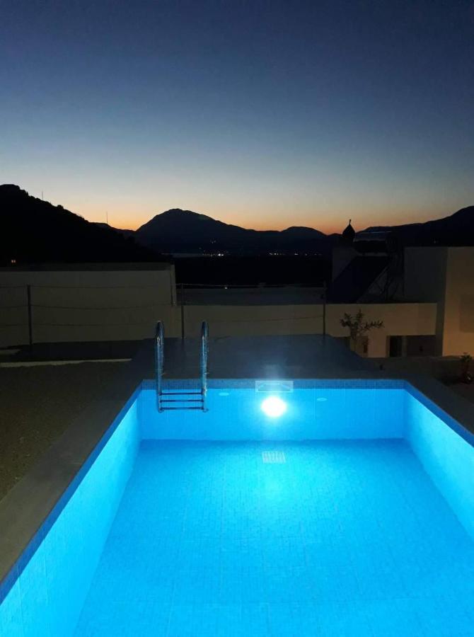 Villa Miron Kamilari Exteriör bild