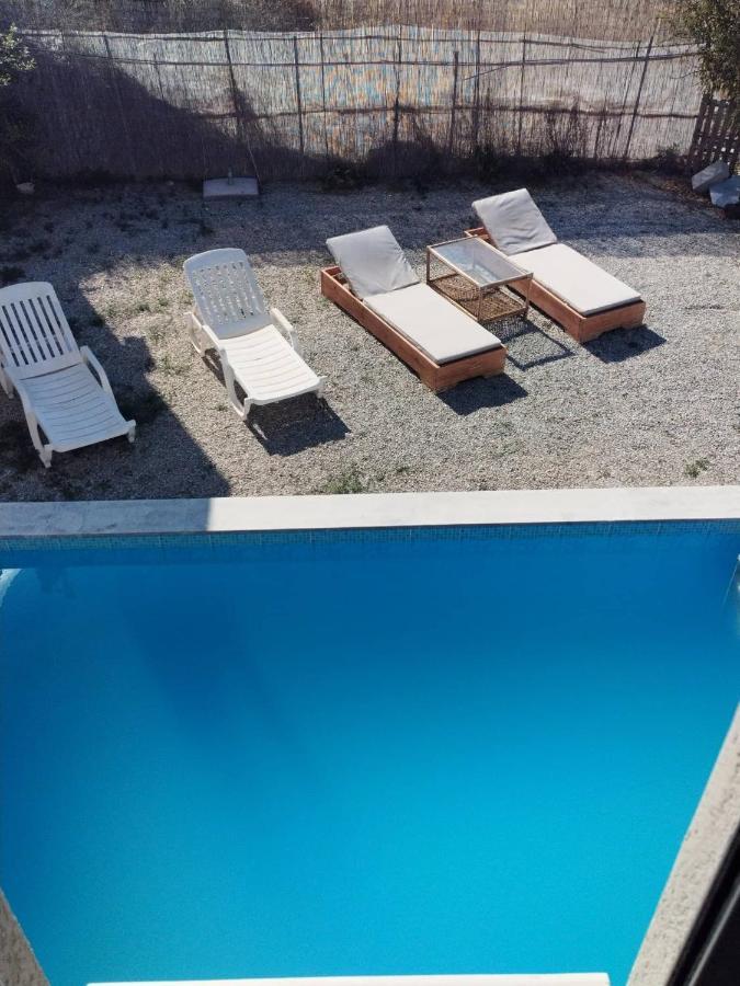 Villa Miron Kamilari Exteriör bild