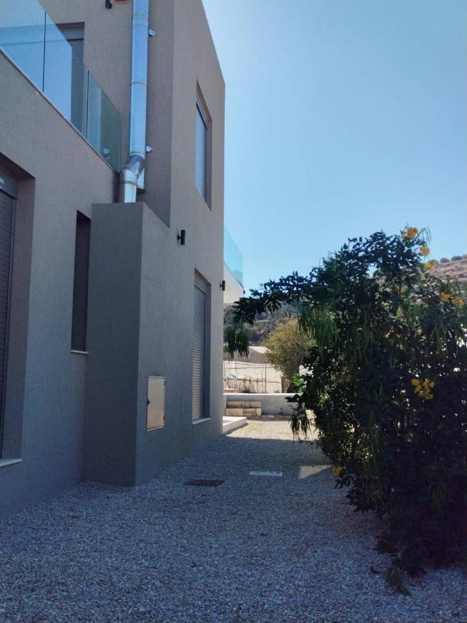 Villa Miron Kamilari Exteriör bild